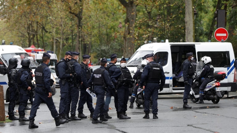 عناصر من الشرطة في أحد شوارع باريس حيث حدث هجوم الجمعة أسفر عن إصابة شخصين، في 25 سبتمبر 2020