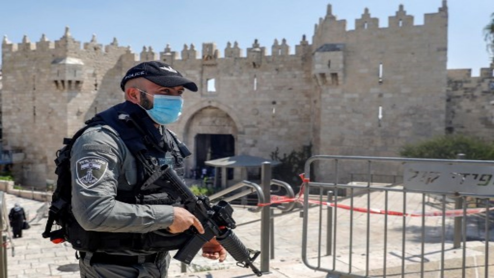 شرطي من قوات الأمن الإسرائيلية يقف حراسا أمام باب العامود في البلدة القديمة بالقدس يرتدي قناعا في 24 سبتمبر 2020 ،