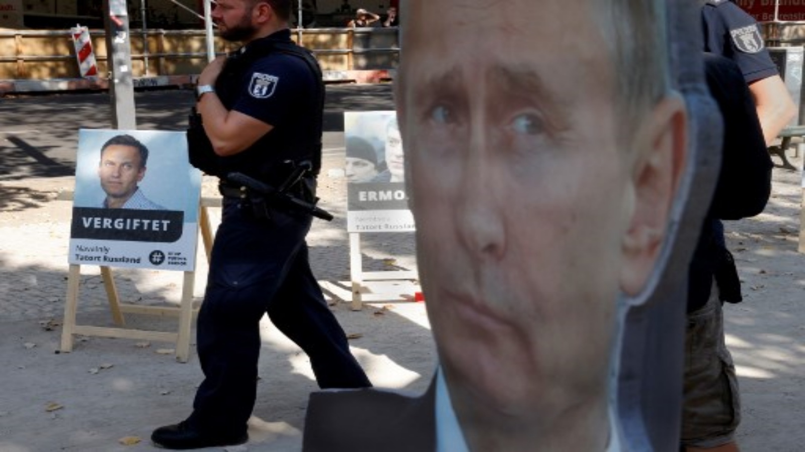 ملصق مع صورة لزعيم المعارضة الروسية أليكسي نافالني (يسار) بعنوان 