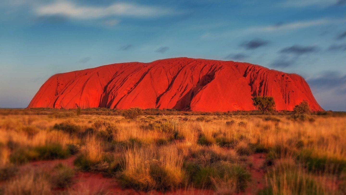 يعد أولورو الأسترالي موقعاً مقدساً لدى السكان الأصليين وهو مغلق أمام السياح منذ سنة