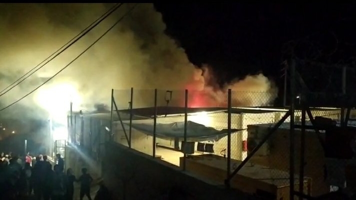 حريق في مخيم ساموس للاجئين. عصام داوود (تويتر) 