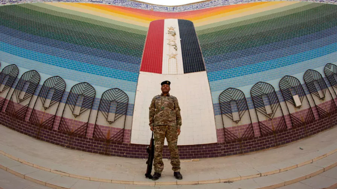 جندي عراقي يقف الخميس أمام جامع الرحمن الذي شيد في الفاو بعد الحرب الإيرانية - العراقية