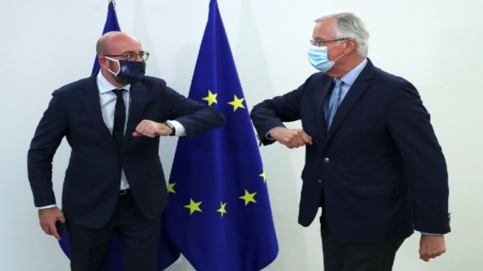 مفاوض الاتحاد الأوروبي بشأن خروج بريطانيا من الاتحاد الأوروبي ميشيل بارنييه ورئيس المجلس الأوروبي تشارلز ميشيل (يسار) ، يرتدون أقنعة ونفث الكوع في بروكسل في 18 سبتمبر 2020