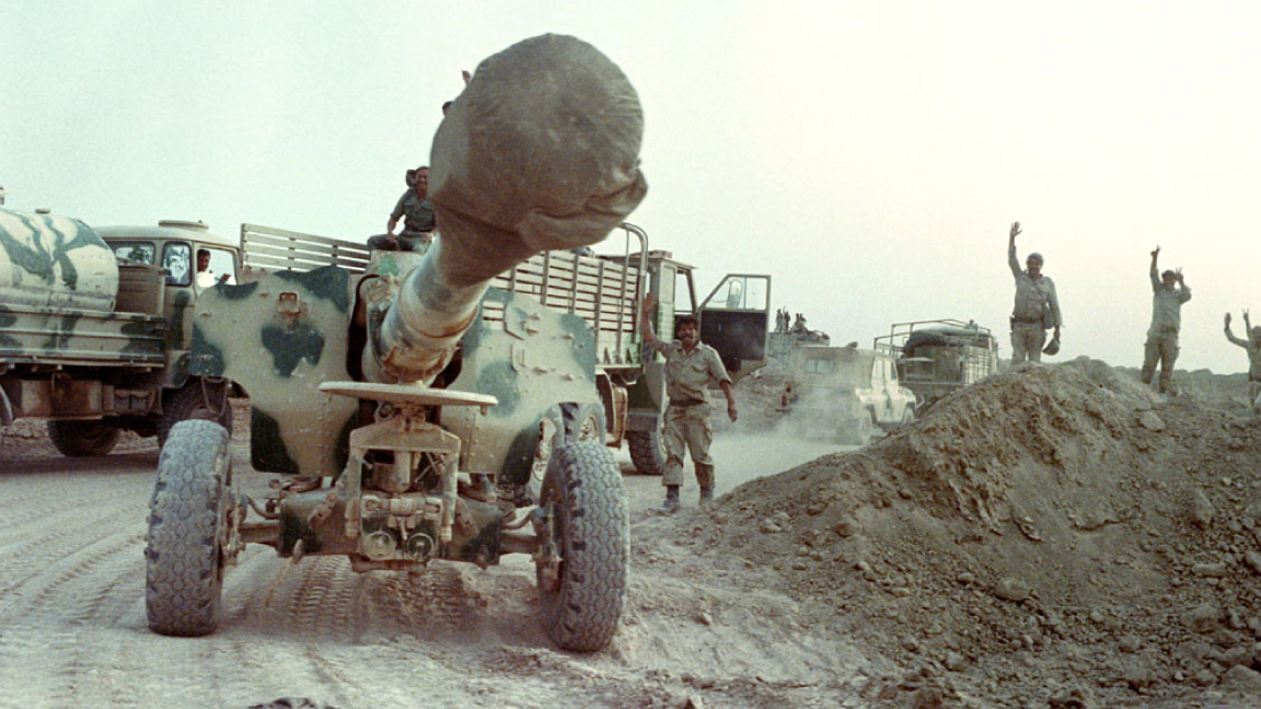 جنود عراقيون يدخلون الفاو في 20 أبريل 1988 بعد معارك طاحنة مع الإيرانيين