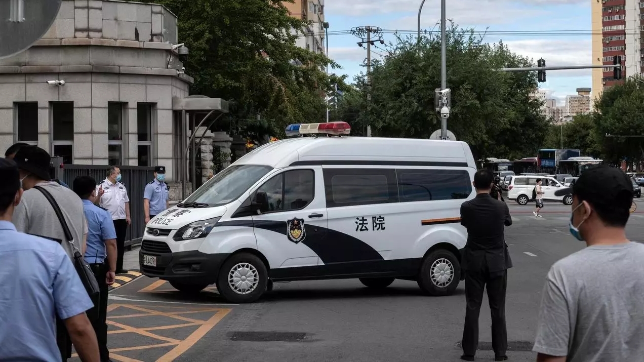 عربة للشرطة الصينية تنقل الملياردير رين شيتشيانغ إلى المحكمة في بكين في 11 سبتمبر 2020