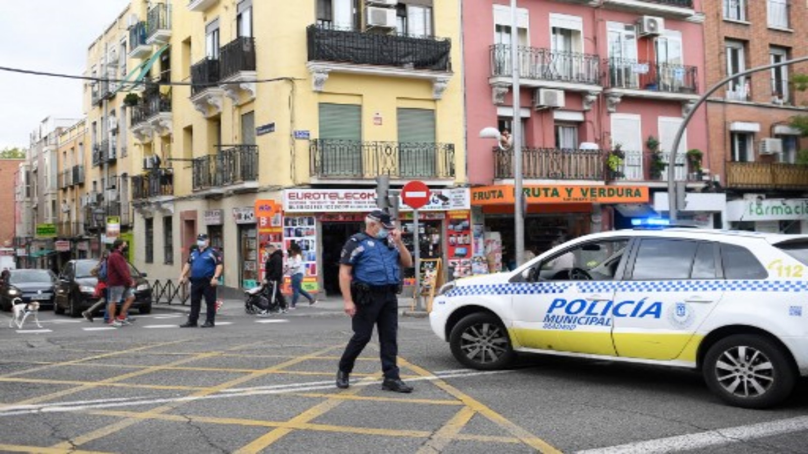 رجال الشرطة يغلقون شارعًا في حي Vallecas في مدريد ، في 20 سبتمبر 2020 ، خلال مظاهرة ضد الإجراءات التقييدية الجديدة التي أعلنتها السلطات الإقليمية. 