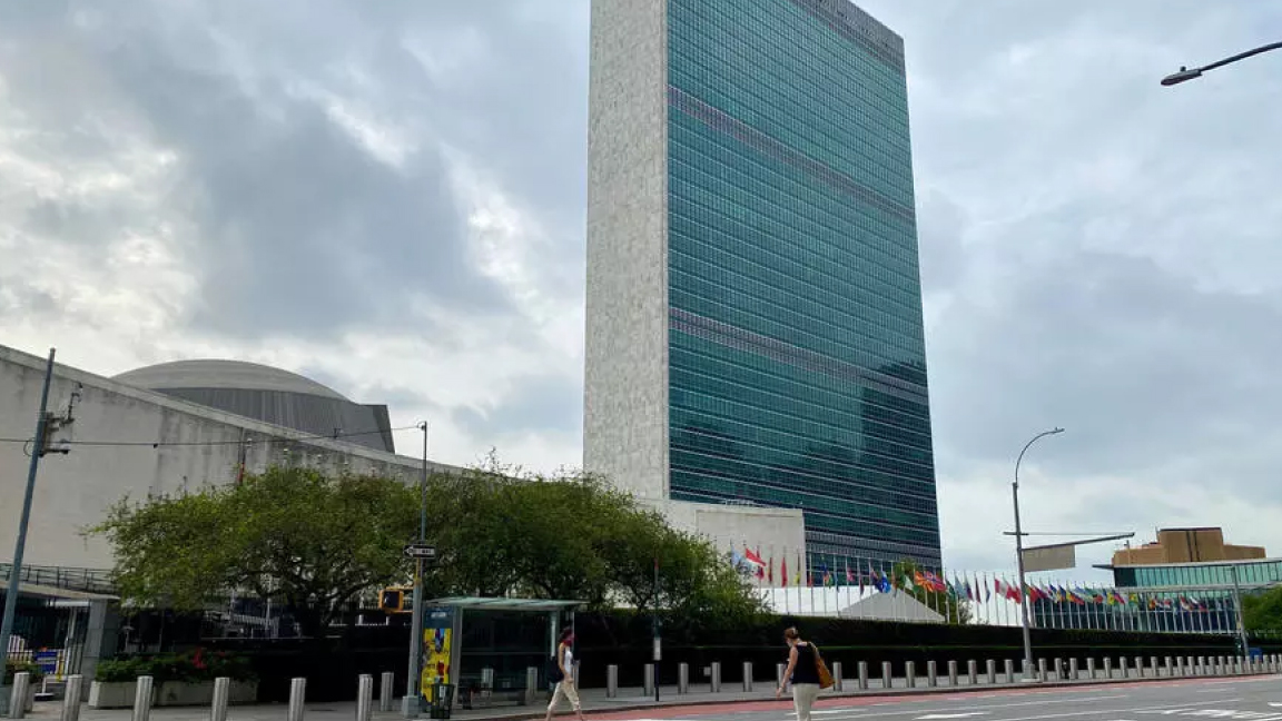 شارع فرست أفينيو المحاذي لمبنى الأمم المتحدة في نيويورك فارغًا من المارة في 9 سبتمبر الجاري