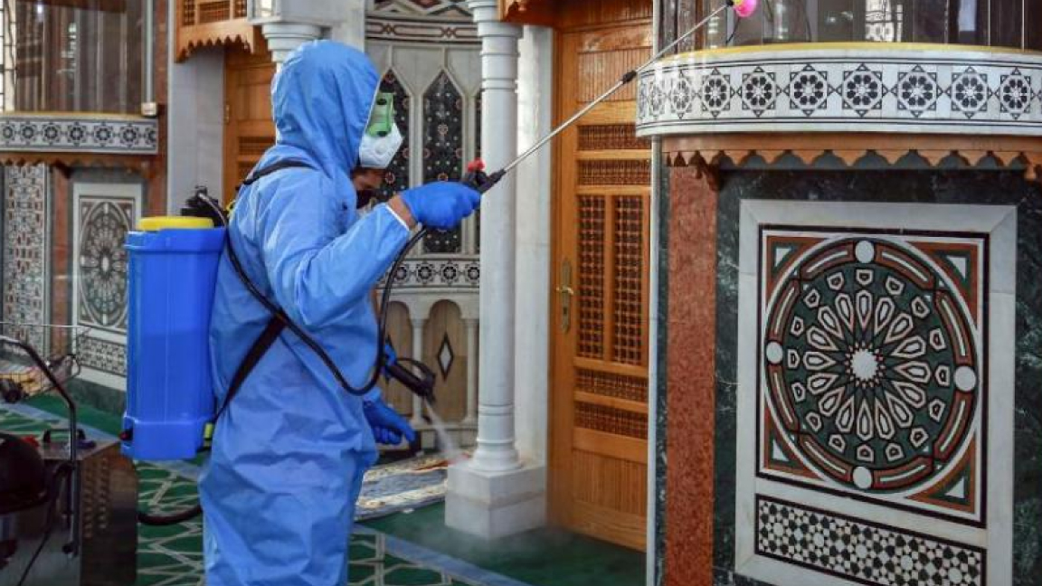 تعقيم أحد المساجد في عمان تمهيدًا لافتتاحه أمام المصلين