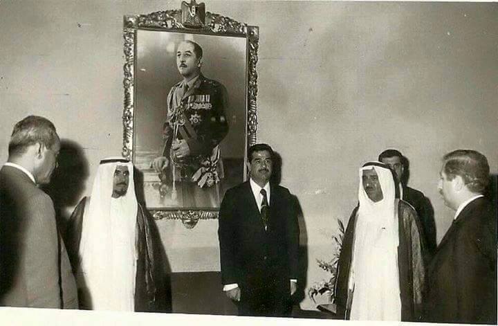صورة تعود لعام 1970 يظهر فيها الشيخ صباح الاحمد الصباح الى يسار صدام حسين عندما كان نائبا للرئيس
