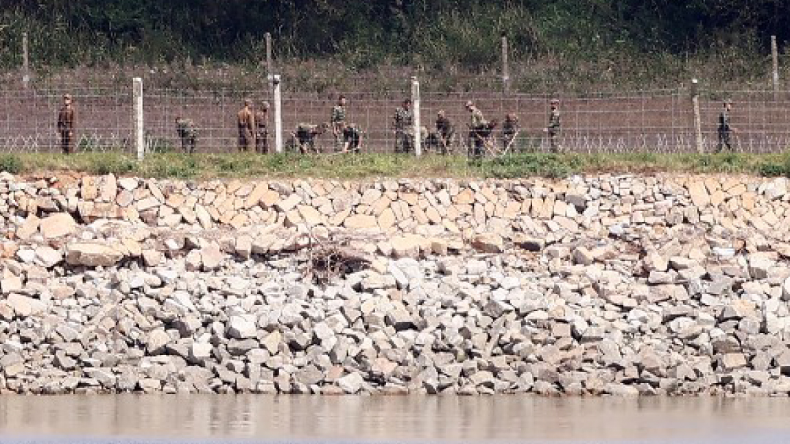 حنود كوريون شماليون على جسر مقفل يصل بين الكوريتين السبت