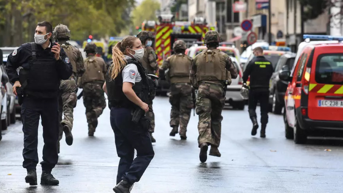 عسكريون فرنسيون يهرعون إلى مكان الهجوم قرب مقر مجلة شارلي إيبدو السابق الجمعة
