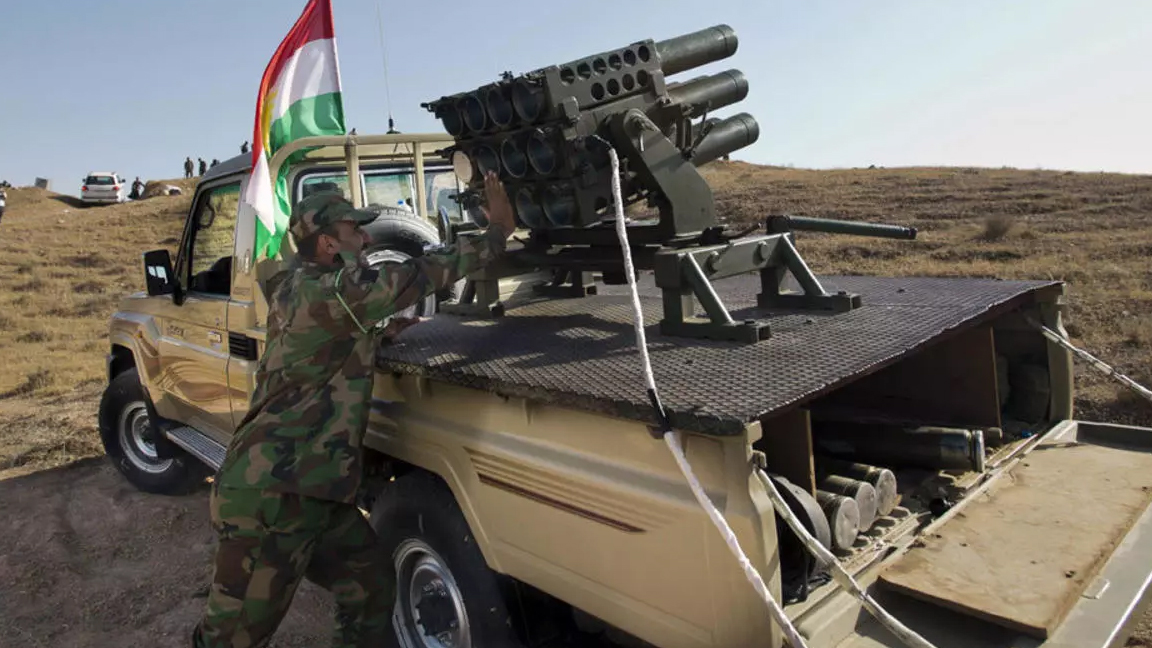 عنصر من البشمرغة الكردية يذخّر قاذفة صواريخ في أثناء الحرب مع التنظيمات الإسلامية