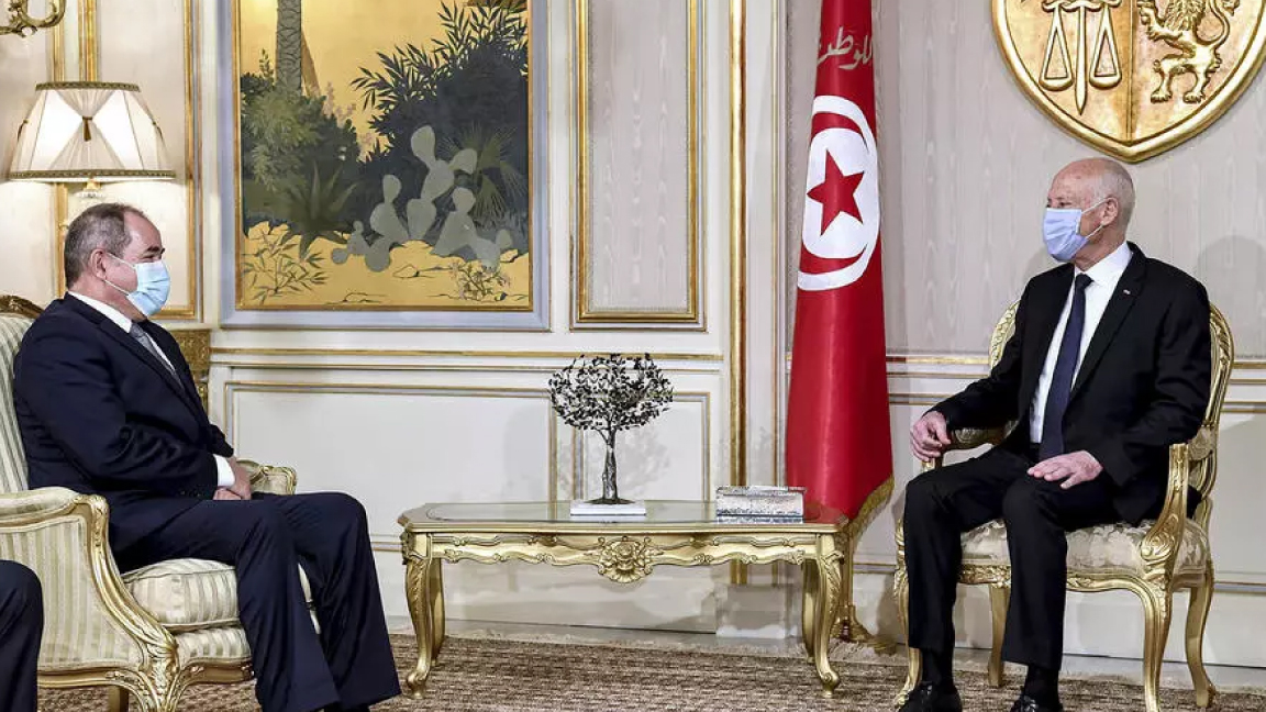 الرئيس التونسي قيس سعيد مستقبلا وزير خارجية الجزائر صبري بوقادوم في تونس العاصمة الإثنين