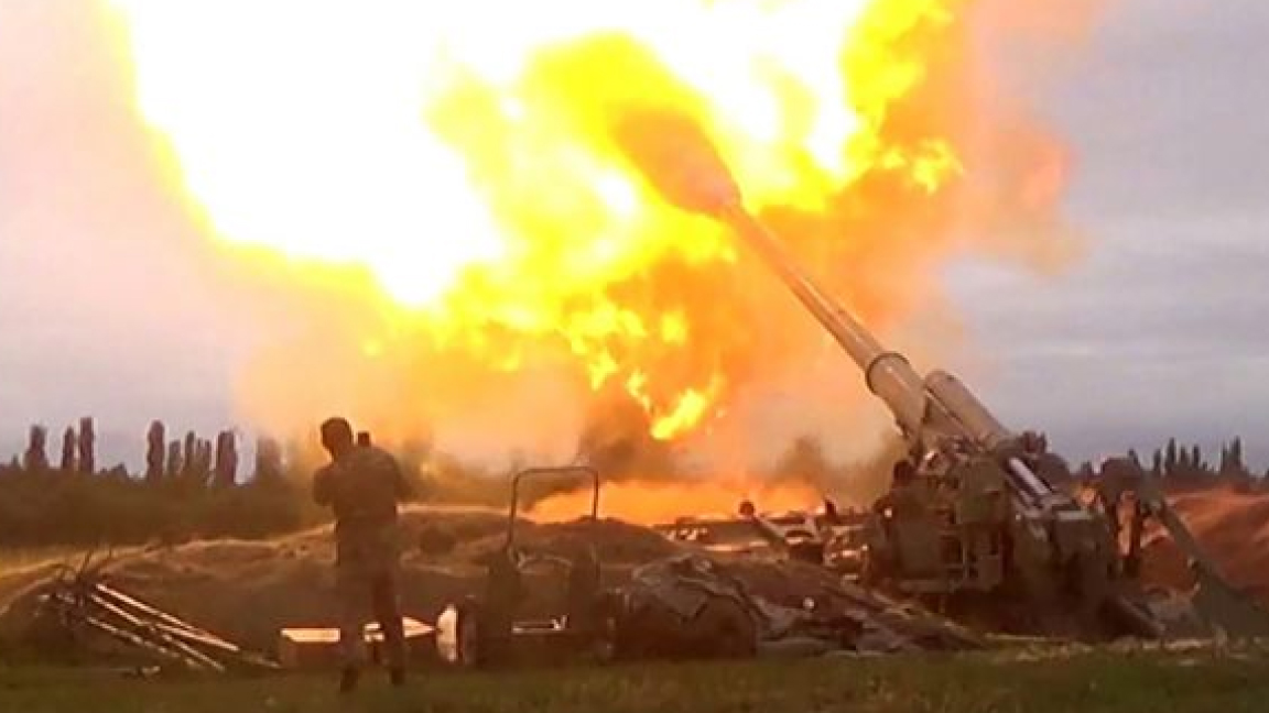 مدفع أذري يقصف مواقع الانفصاليين الأرمن في قره باغ الإثنين