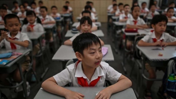 تلاميذ يبدأون عامهم الدراسي في الصين