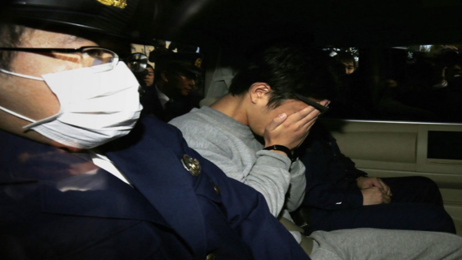 السفاح تاكاهيرو شيرايشي صحبة رجال الشرطة اليابانية