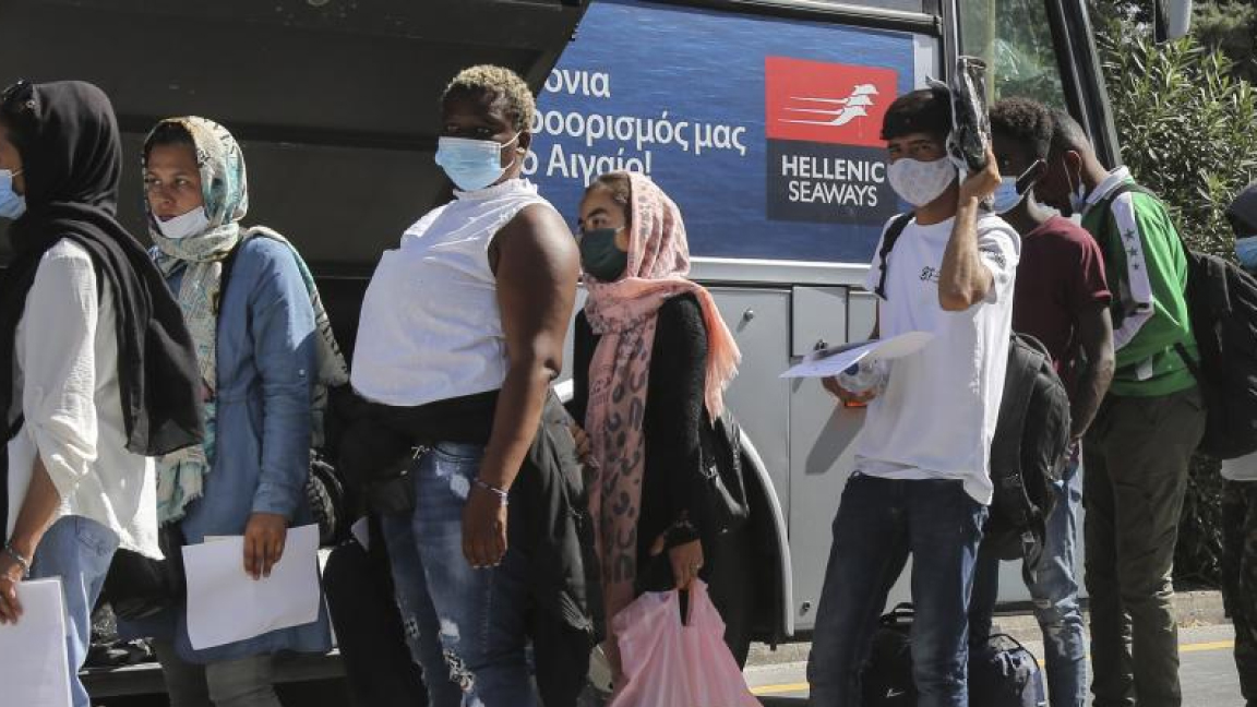 مهاجون ينتظرون دورهم لنقلهم من ليسبوس إلى اليونان القارية الإثنين