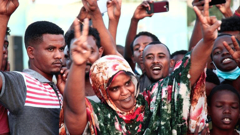 الشباب السوداني يتظاهر مطالباً بتحسين الظروف السياسية والاقتصادية