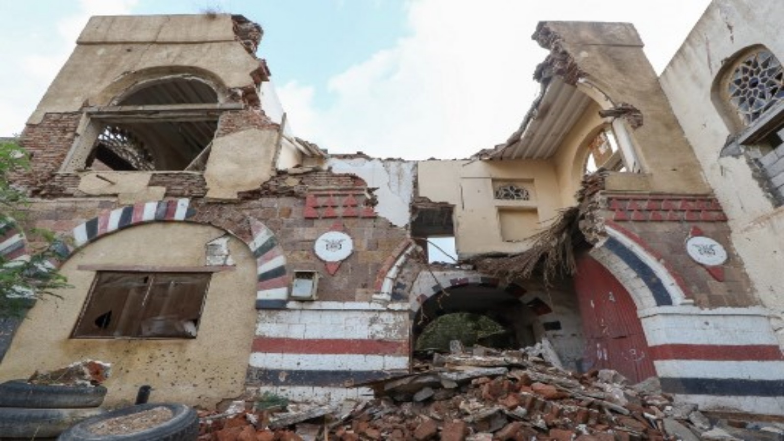 صورة تُظهر منظرًا لمبنى تاريخي انهار بسبب الفيضانات في مجمع المتحف الوطني في مدينة تعز اليمنية الثالثة ، في 27 سبتمبر 2020. أ ف ب