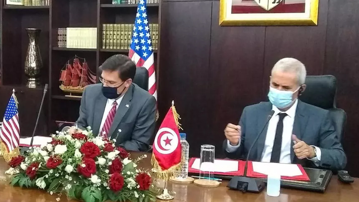 وزير الدفاع الأميركي مارك إسبر ونظيره التونسي إبراهيم البرتاجي يوقعان اتفاقًا في العاصمة تونس الأربعاء