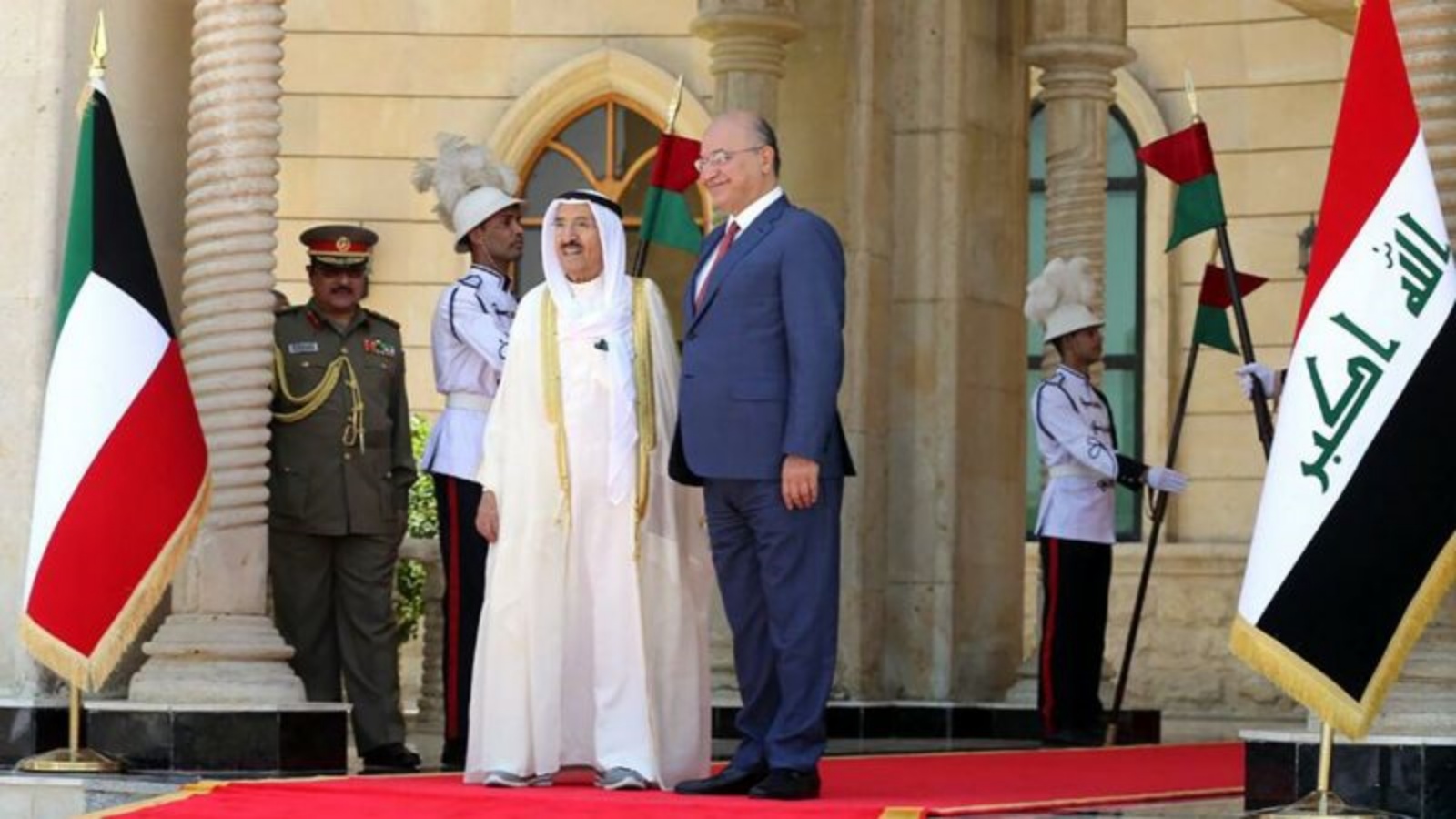 الرئيس صالح مستقبلا الامير الراحل خلال زيارته لبغداد منتصف 2019