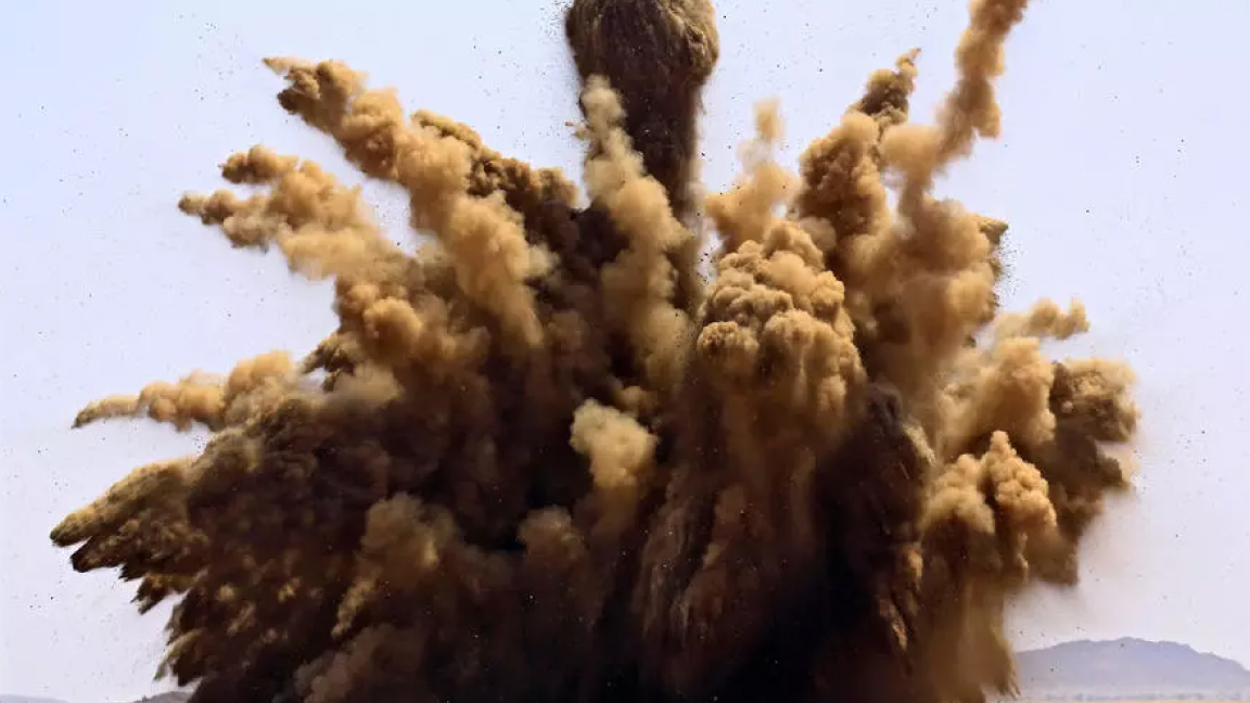 دخان تفجير الأسلحة غير الشرعية في قاعدة حجر العسل السودانية الثلاثاء