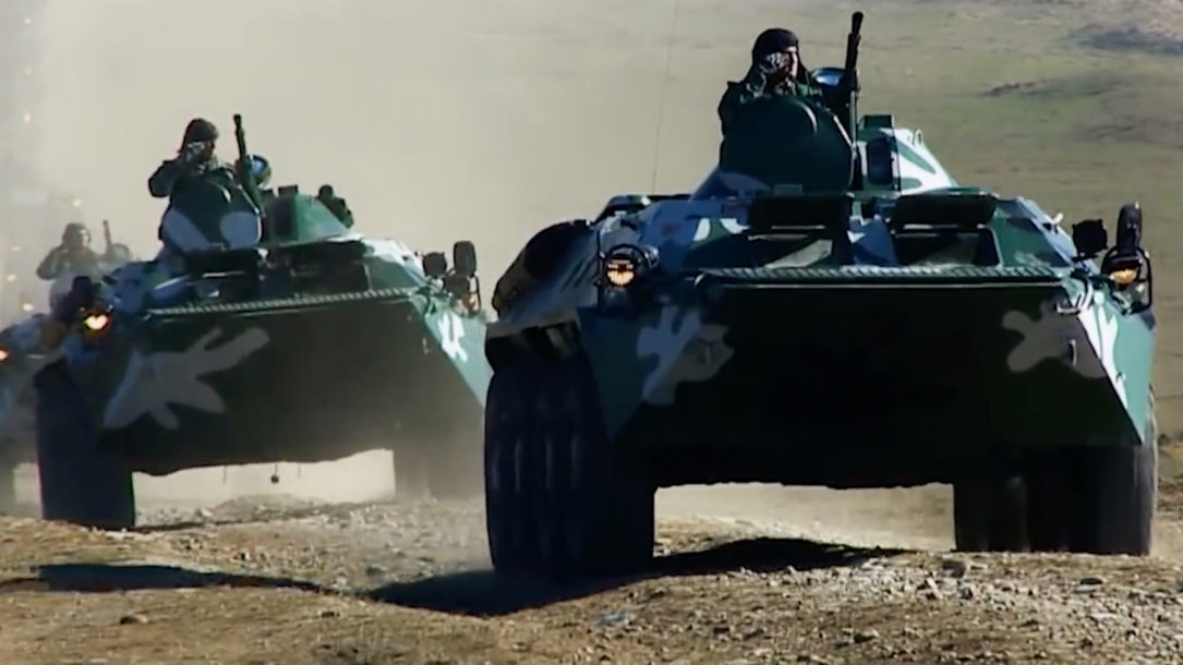 قافلة من ناقلات الجنود المدرعة الأذربيجانية BTR-70. (الصورة: دائرة الحدود في أذربيجان / يوتيوب)