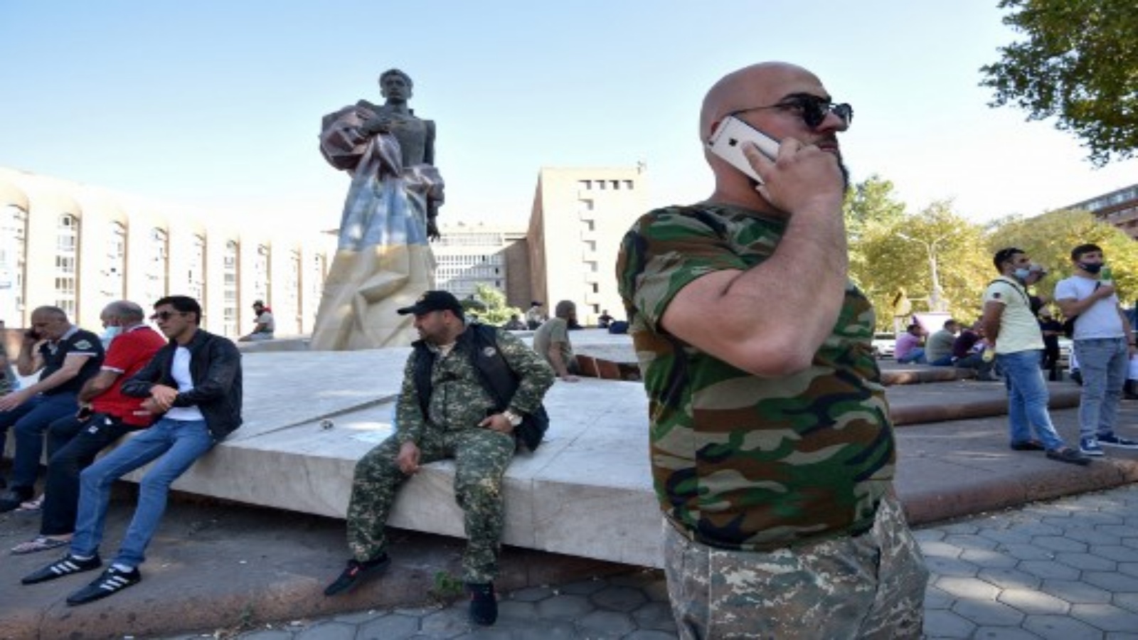 المتطوعون والمحاربون القدامى ، المستعدون للذهاب إلى خط المواجهة في ناغورني كاراباخ ، يجتمعون في يريفان في 27 سبتمبر 2020. 