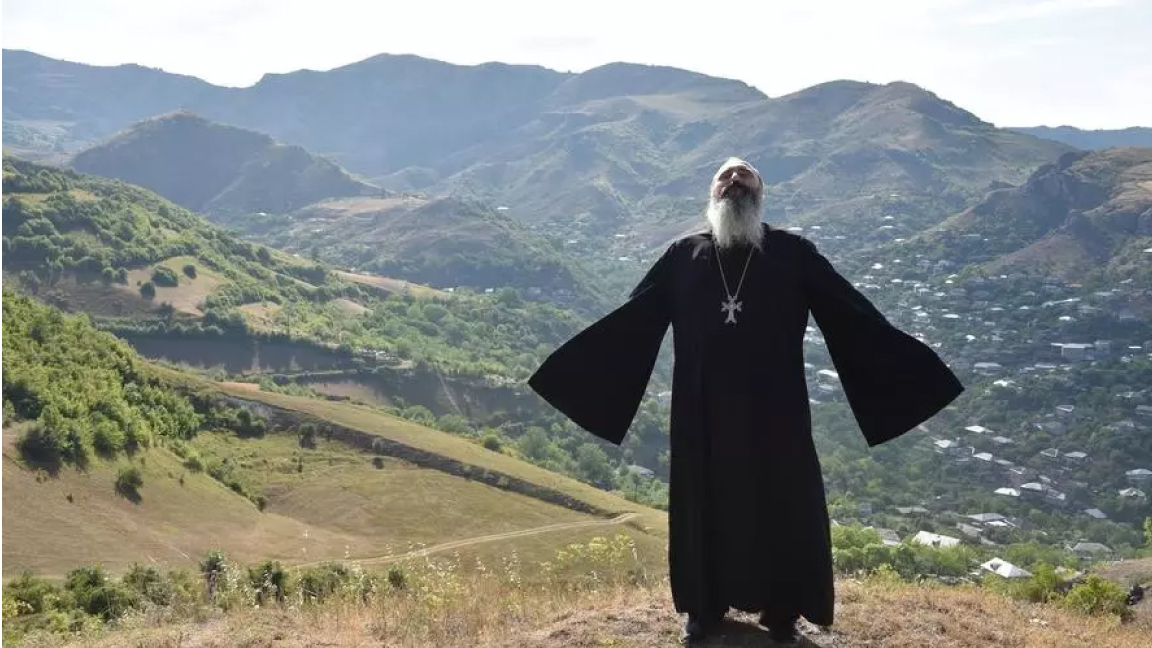 رجل دين أرمني يصلي للسلام في إقليم ناغورنو قره باغ في يوليو الماضي