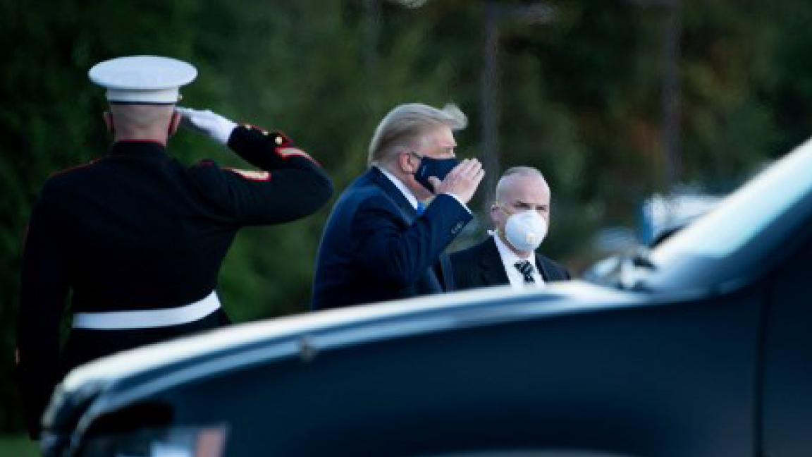 ترمب يخرج من طوافته الرئاسية الجمعة متجهًا إلى المستشفى بعد إصابته بكورونا