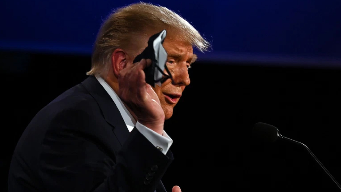 ترمب يمسك كمامته بيده في أثناء إلقاء خطاب في أوهايو في 29 سبتمبر