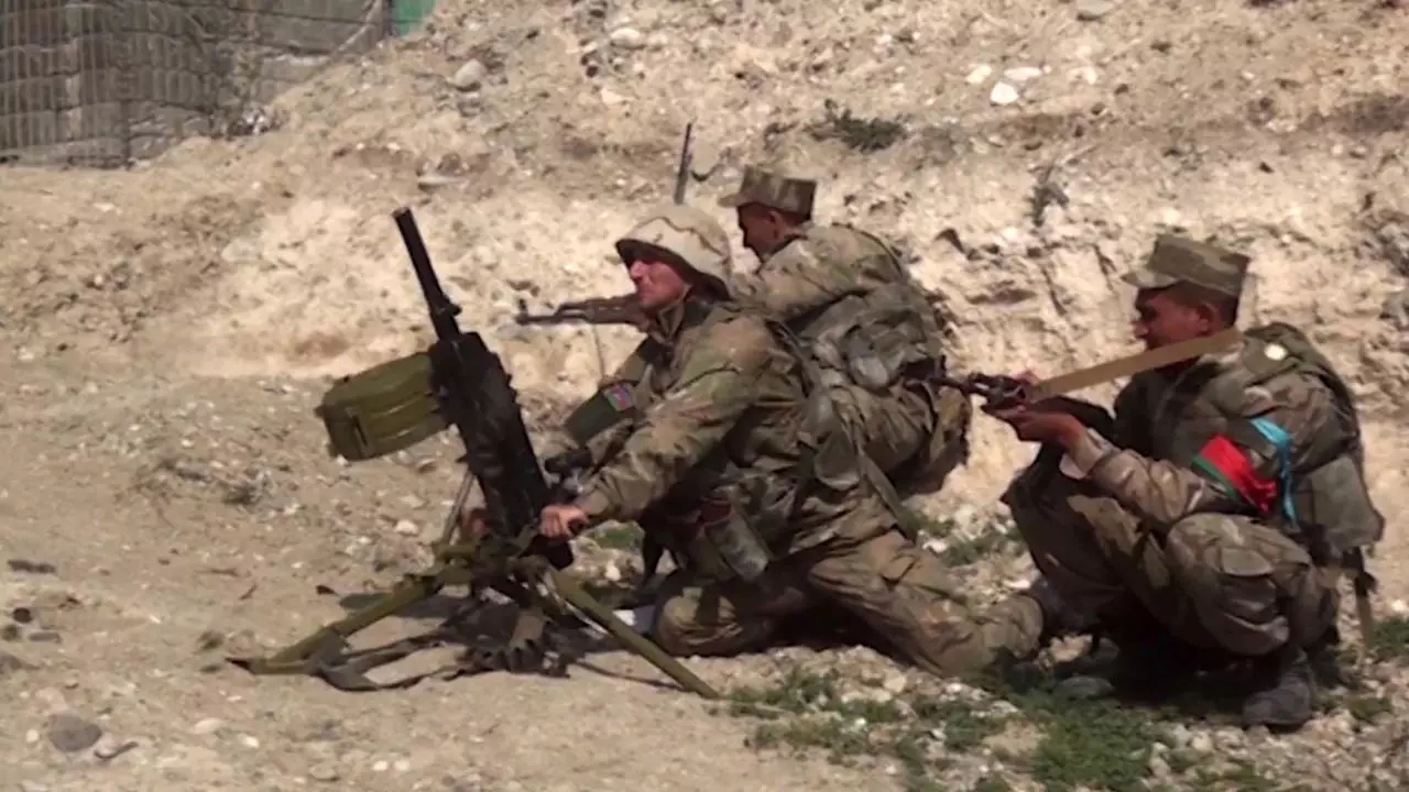 صورة مأخوذة من مقطع فيديو نشرته وزارة الدفاع الأذرية في 28 سبتمبر 2020 ، يُزعم أنه يُظهر القوات الأذرية وهي تقوم بعملية قتالية في ناغورنو كاراباخ.