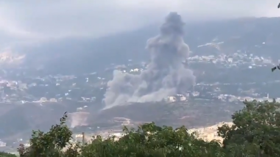 صورة من مقطع فيديو انتشر في لبنان لدخان متصاعد من انفجار عين قانا الغامض في 22 سبتمبر الماضي