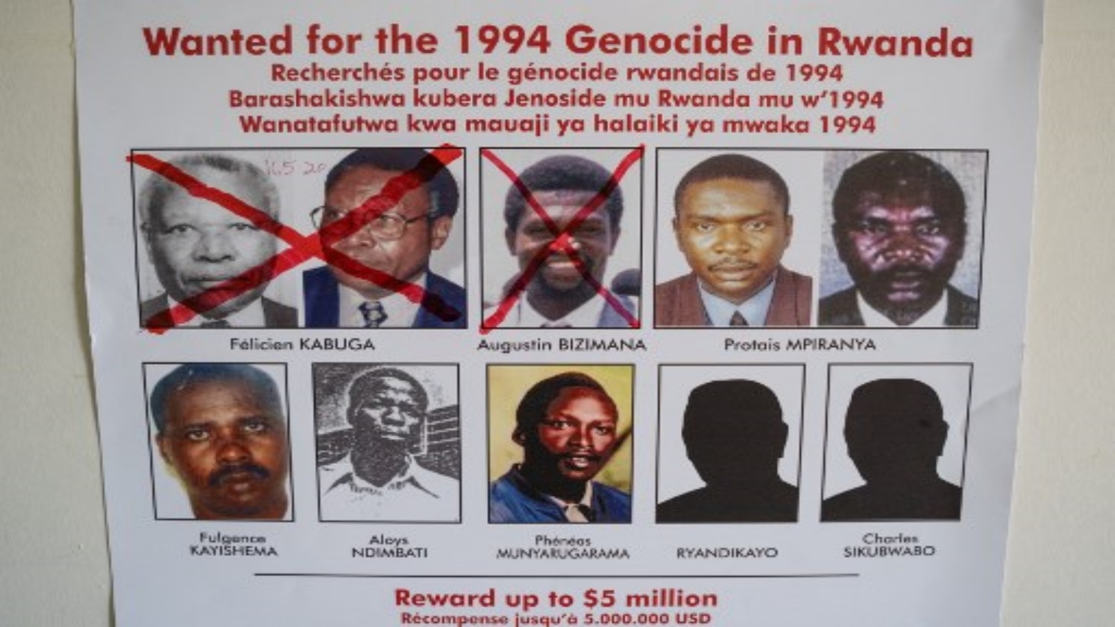 ملصق يضم صور المشتبه بهم الرئيسيين في مجازر رواندا عام 1994. أ ف ب