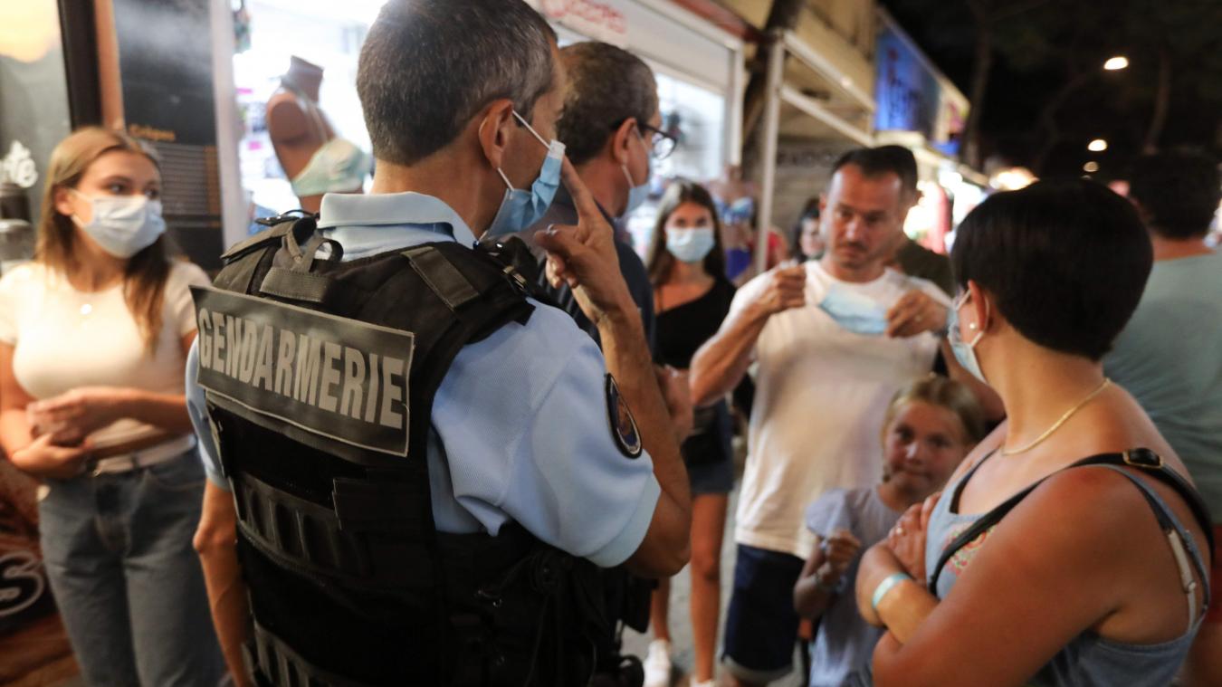 الشرطة تطالب المارة بارتداء الكمامة بعد الازدياد المطرد في أعداد الإصابات بكورونا في فرنسا
