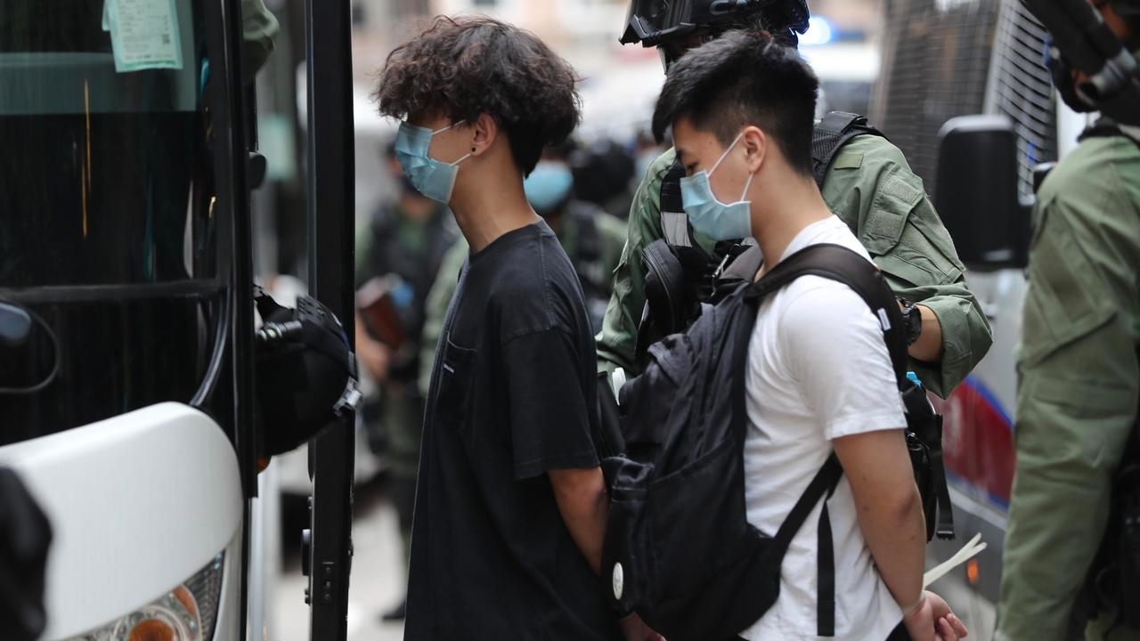 عناصر في الشرطة تقتاد شبابا اعتقلوا لمشاركتهم في احتجاجات خلال العيد الوطني الصيني في هونغ كونغ في 1 أكتوبر 2020