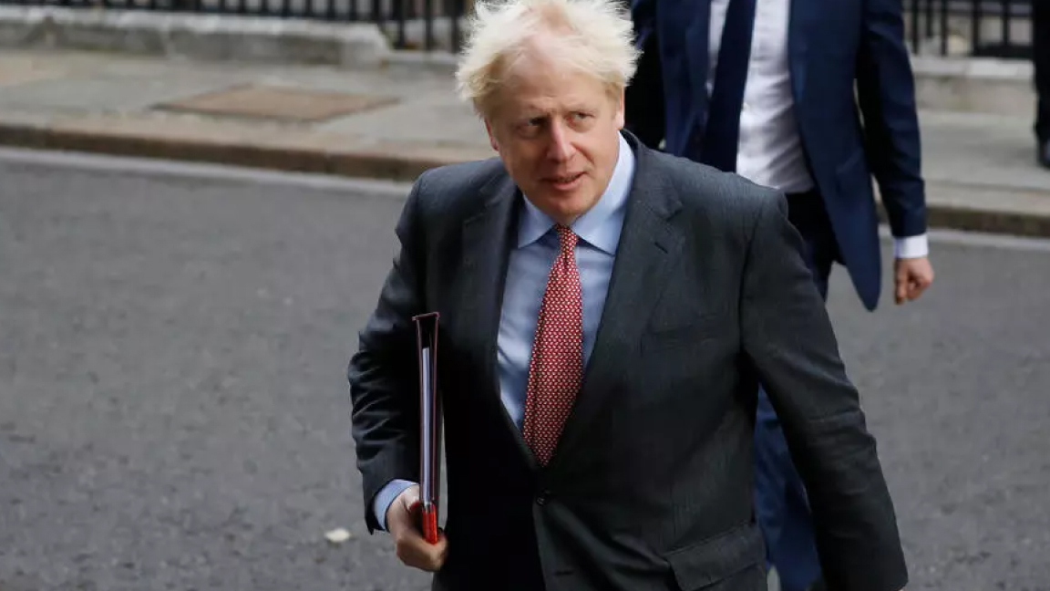 رئيس الوزراء البريطاني بوريس جونسون أثناء مغادرة مقر الحكومة بلندن في 30 سبتمبر الماضي