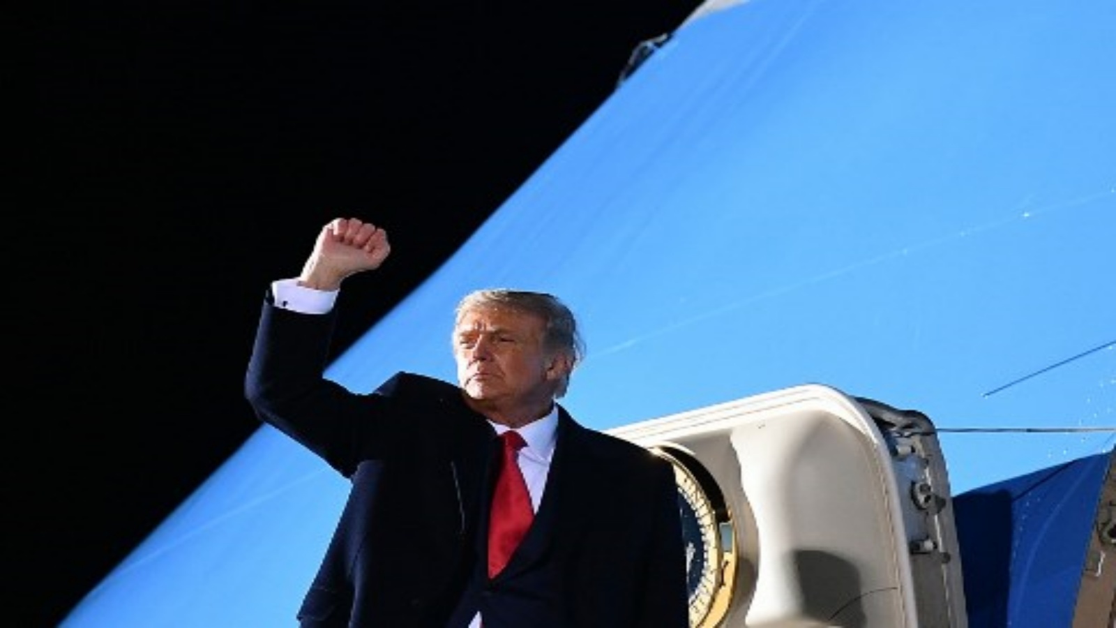 الرئيس الأمريكي دونالد ترامب يصعد على متن طائرة الرئاسة قبل مغادرته مطار دولوث الدولي بعد حملة حاشدة في دولوث بولاية مينيسوتا في 30 سبتمبر 2020.