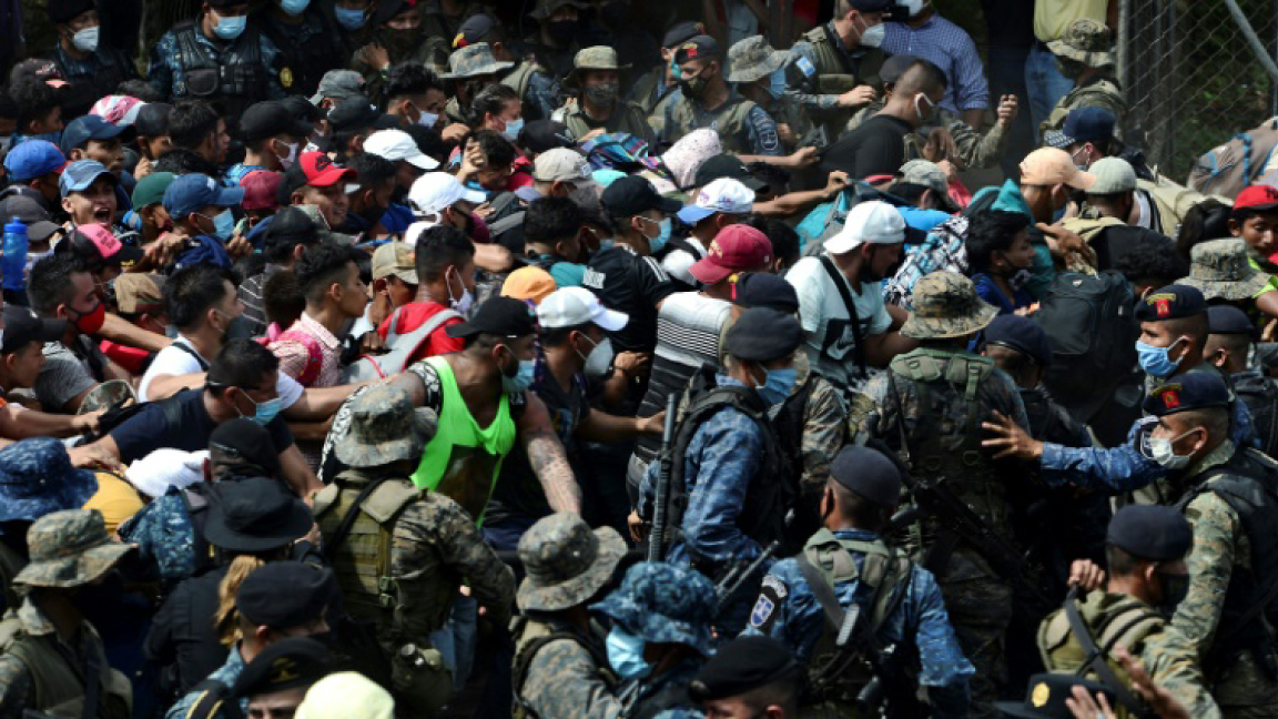 مهاجرون من هندوراس يقتحمون سياجًا للشرطة لدخول غواتيمالا في الطريق إلى الولايات المتحدة الخميس