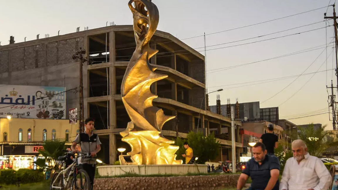 عراقيون قرب تمثال السيدة الجميلة بالموصل في 18 أغسطس الماضي