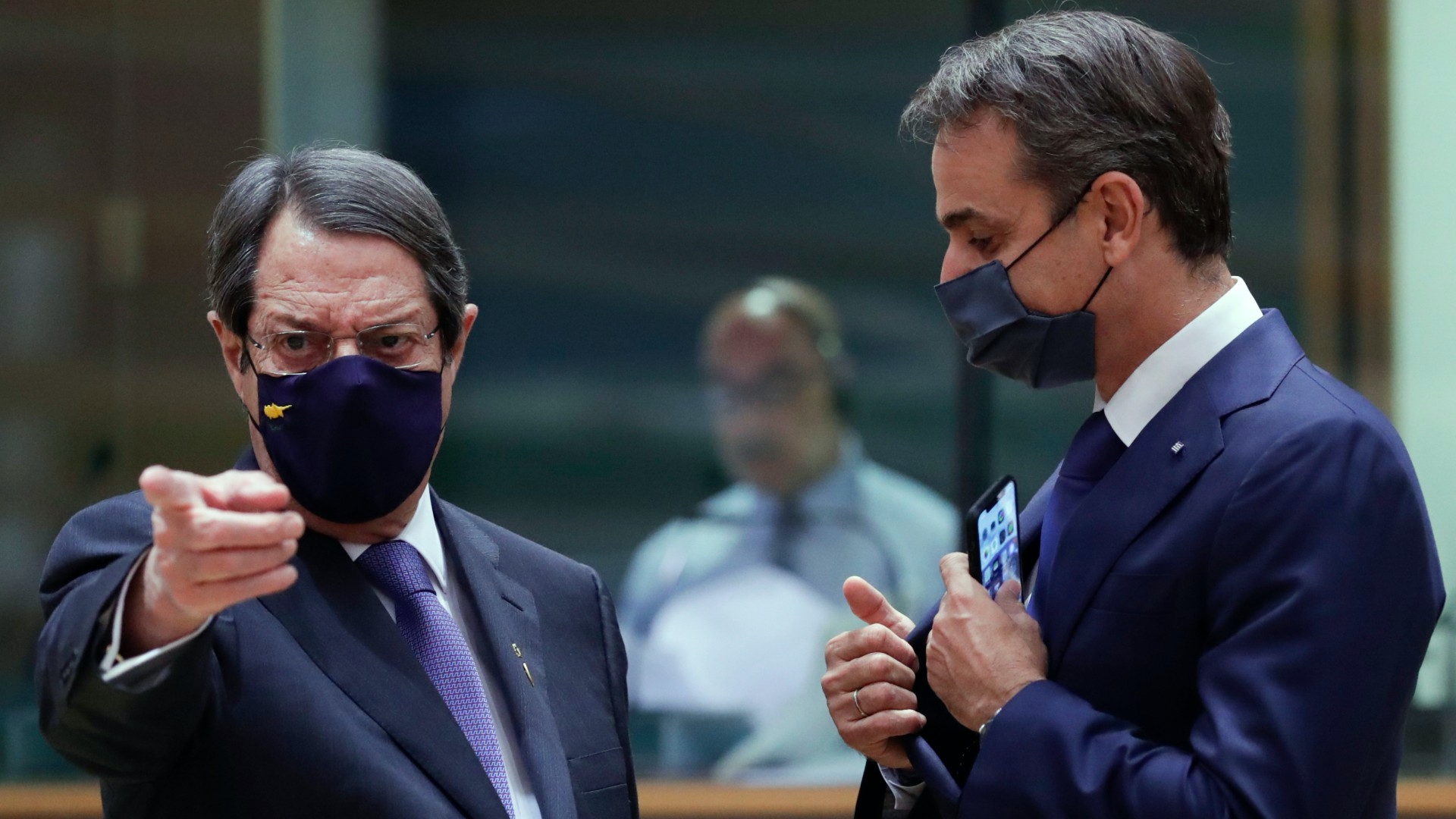  الرئيس القبرصي نيكوس اناستاسيادس (يسار) ورئيس الوزراء اليوناني كيرياكوس ميتسوتاكيس يصلان إلى قمة الاتحاد الأوروبي في بروكسل