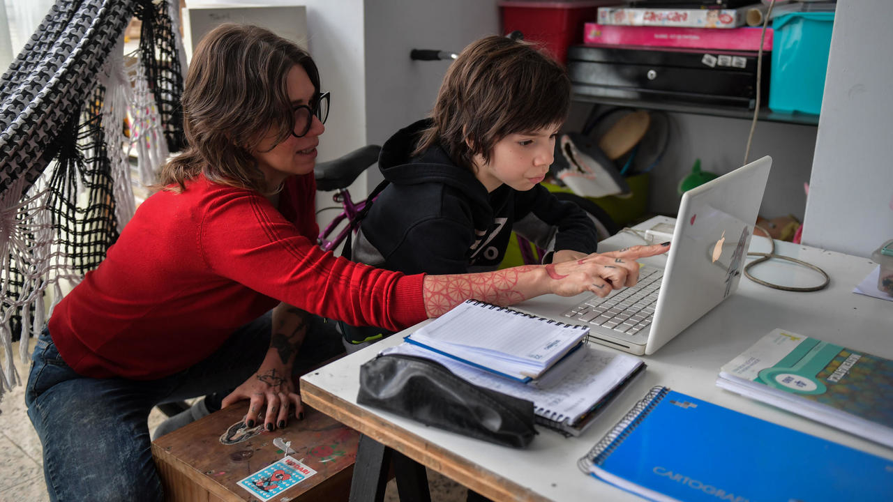 تجد سينثيا بيرغولا، وهي مساعِدة اجتماعية وأم عزباء في ساو باولو ، صعوبة بالغة في مساعدة أولادها على حضور الدروس عبر الإنترنت