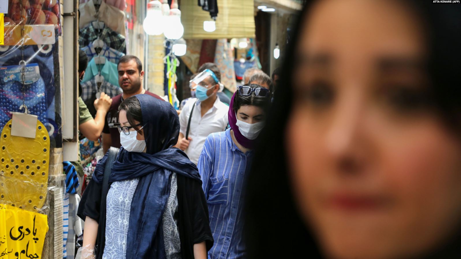إيرانيات يرتدين أقنعة واقية في شارع تجاري مزدحم في طهران، 14 تموز/يوليو 2020