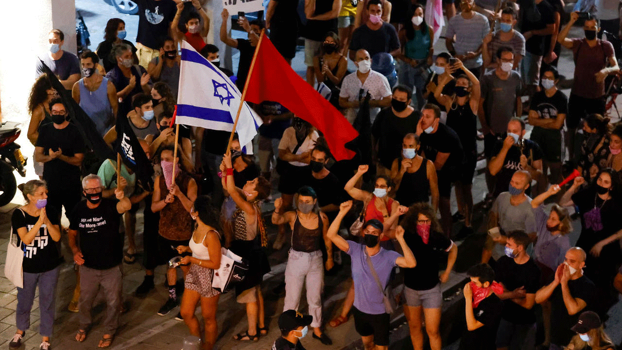 إسرائيليون يتظاهرون ضد نتانياهو في تل أبيب في 3 تشرين الأول/أكتوبر 2020 