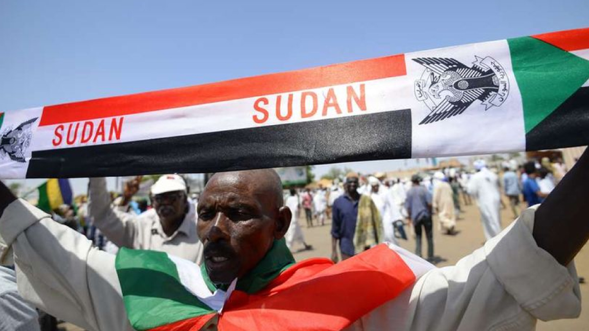سودانيون يحتفون بتوقيع السلام بين الحكومة والمتمردين في جوبا السبت