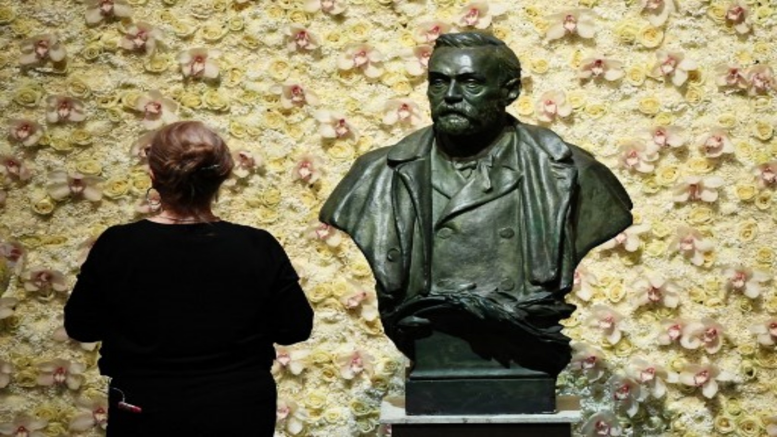 سيدة تقف أمام تمثال نصفي لمؤسس جائزة نوبل ألفريد نوبل في الاكاديمية السويدية بستوكهولم. أ ف ب