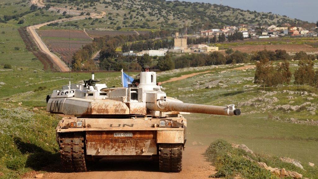 آلية تابعة لقوات حفظ السلام في بلدة يارون الحدودية جنوب لبنان