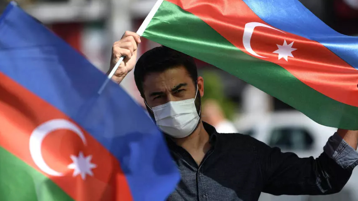 متظاهرون يرفعون أعلام أذربيجان في تظاهرة في اسطنبول الخميس