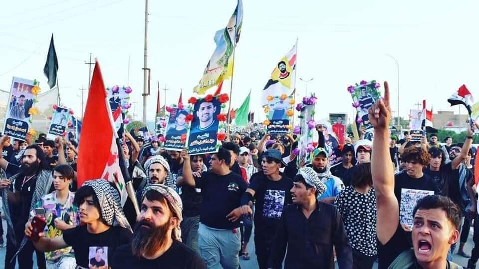 متظاهرو الاحتجاجات العراقية يرفعون صور ضحاياهم