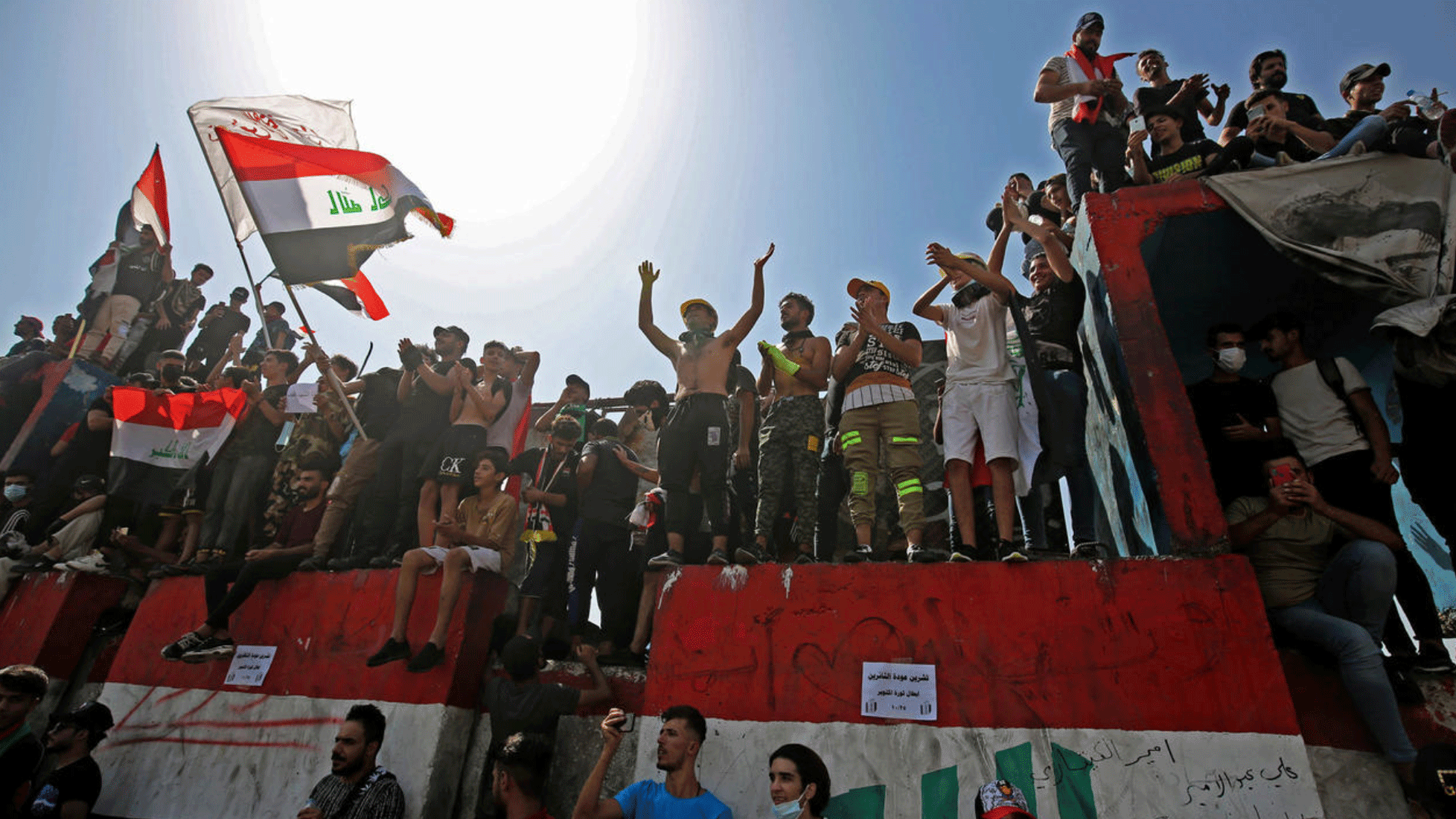 متظاهرون في 1 تشرين الأول/أكتوبر 2020 في ساحة التحرير في بغداد بمناسبة الذكرى الأولى لثورة